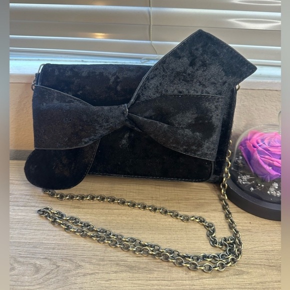 ANTHROPOLOGIE black faux fur large bow clutch - Picture 1 of 7